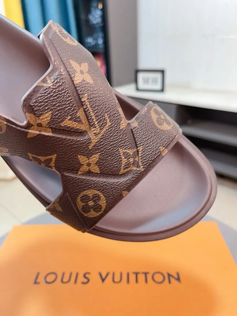Men's shoes 💰360🌹🌹 (lv-Louis Vuitton) new men's sandals, high-end boutique, exquisite embossed logo decoration on the upper, fine workmanship, super soft soles, casual, loose and comfortable, a must-have in summer! \nsize：38-44